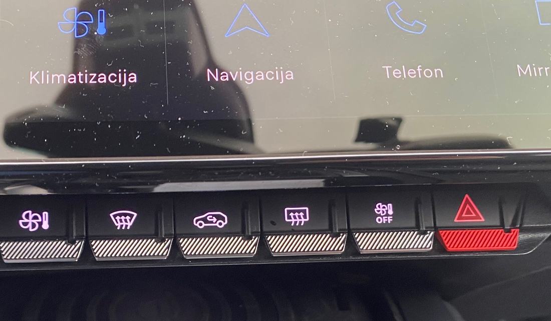Šest tipk pod zaslonom