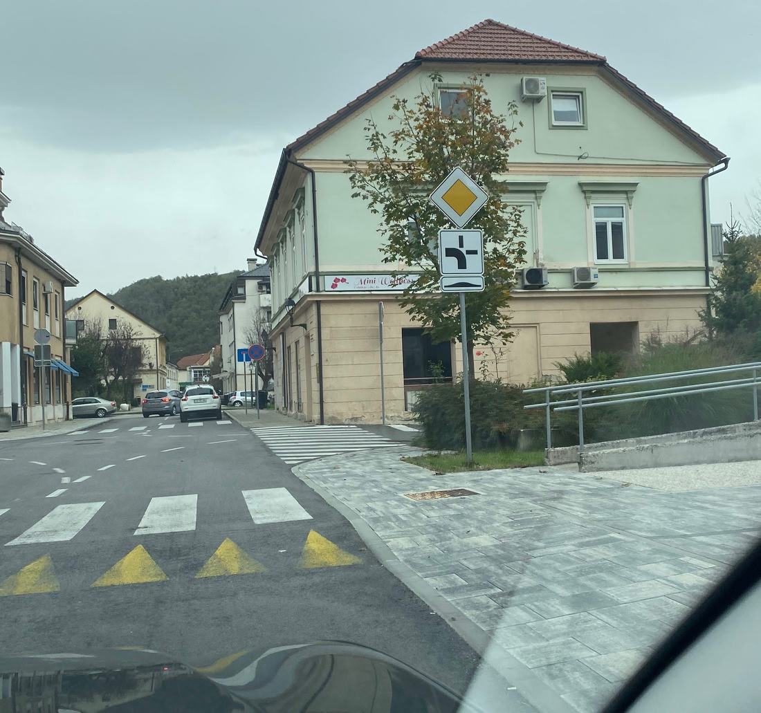 Križišče: če ni navodil, naravnost