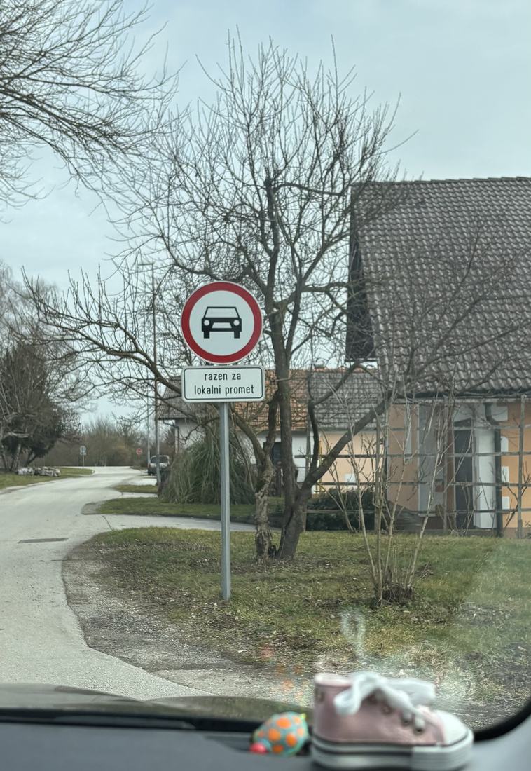 Prepoved razen za lokalni promet — šola vožnje spada sem