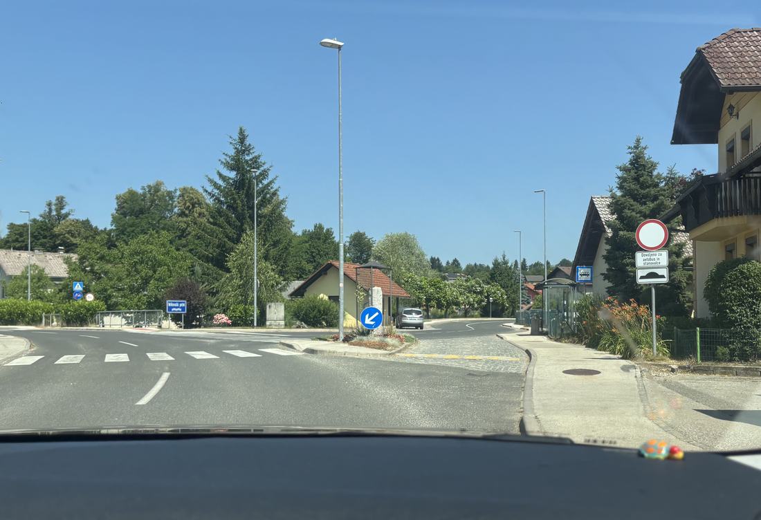 Prednostna cesta — nakažemo levo
