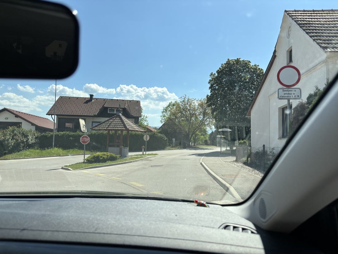 Avtobusno postajališče — zapeljemo k STOP znaku